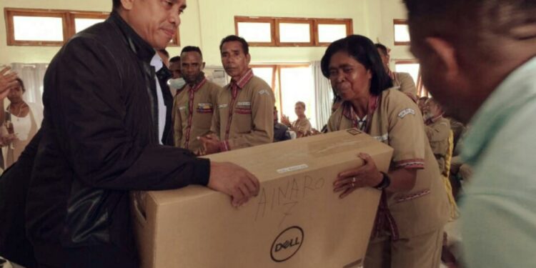 MAE Inagura Uma UKL No Distribui Komputador Ba Xefe Suku 21 Iha Ainaro