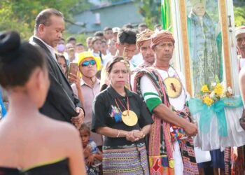 Diretora ESJ Fernando Lasama De Araujo Ana Maria Preira,akompanha ho Adjuntu Skretario Munisipio AInaro Jose de Araujo, no estudante simu illa s Saun Joun Paulo II