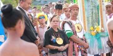 Diretora ESJ Fernando Lasama De Araujo Ana Maria Preira,akompanha ho Adjuntu Skretario Munisipio AInaro Jose de Araujo, no estudante simu illa s Saun Joun Paulo II