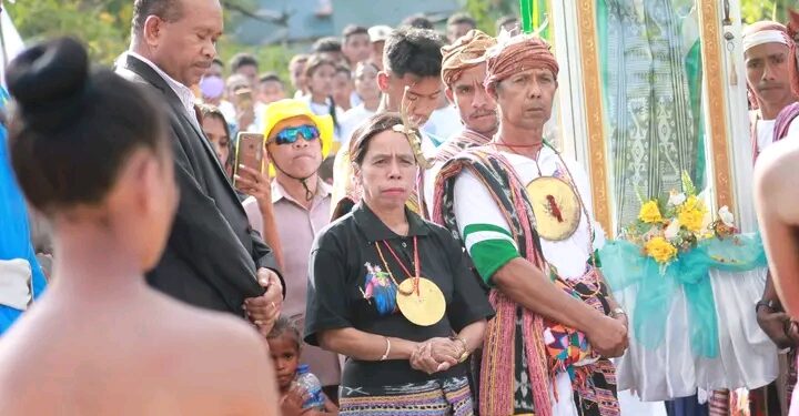 Diretora ESJ Fernando Lasama De Araujo Ana Maria Preira,akompanha ho Adjuntu Skretario Munisipio AInaro Jose de Araujo, no estudante simu illa s Saun Joun Paulo II