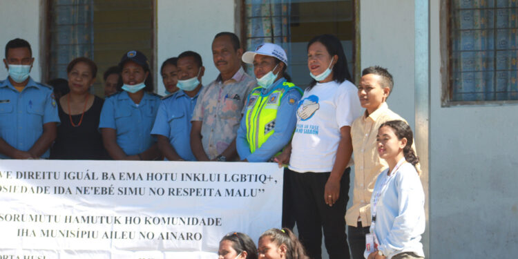 Arcoiris.Tl foto hamotuk ho partsipante sira iha sala enkontru,Administrasaun postu Administrativo nia oin