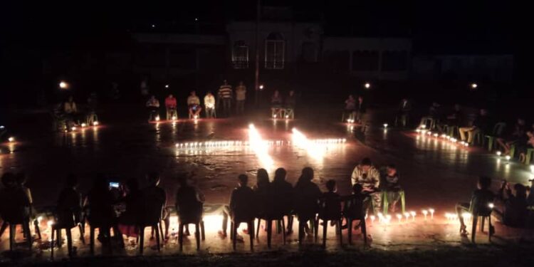 Komunidade postu Ainaro vila sunu lilin hodi selebra loron masakre 12 novembru