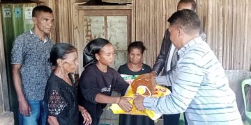 Administradór Munisipío Apoiu liga eletrisidade ba faluk Cristina ho nia oan Manuela