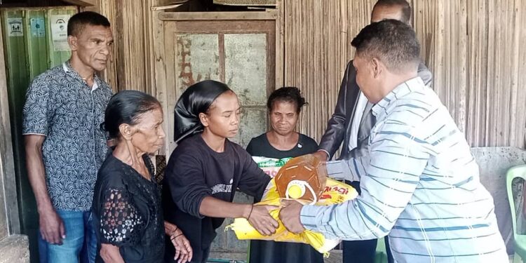 Administradór Munisipío Apoiu liga eletrisidade ba faluk Cristina ho nia oan Manuela