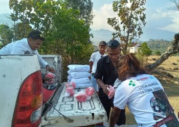 Fundasaun Alola Komemora Loron Mundial ba Inan Isin Rua no Labarik, Distribui Material iha Ainaro.