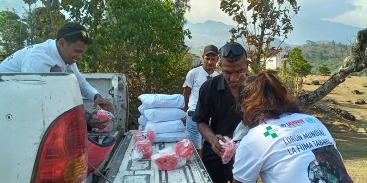 Fundasaun Alola Komemora Loron Mundial ba Inan Isin Rua no Labarik, Distribui Material iha Ainaro.