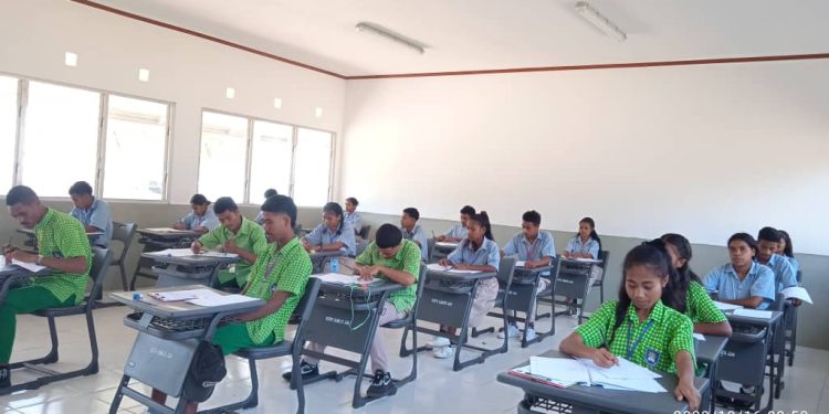 Estudante ESTVA 1 la tuir ezame Nasional 2023