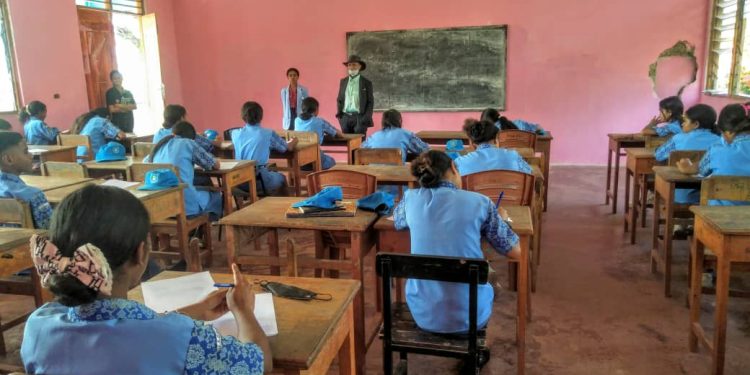 Estudante 20 la tuir ezame pasajen klase iha ESGFLA