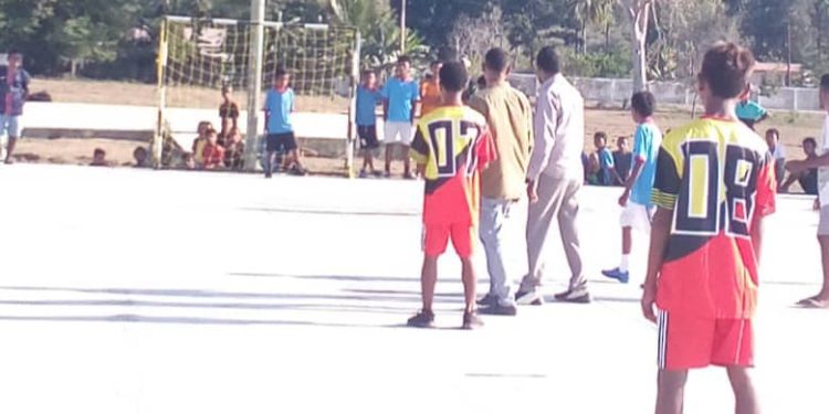 Autoridade PAH Abertura Jogu Komunitáriu Futsal no Futtebool ba estudante EBC Aimerleu-Hato-udo