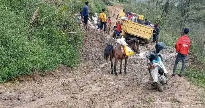 Estrada Manelobas Difikulta Komunidade iha Tempu Udan