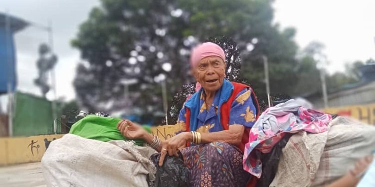 Idade 72 Nafatin Esforsu Tur iha Merkadu Hodi Sustenta Uma laran no Selu Oan ba Eskola