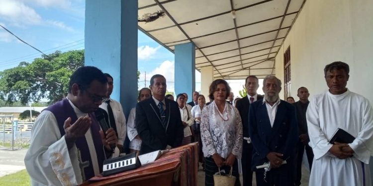 Pe. Vigariu Jeral, Grasiano Santos Barros fo bensaun Kartoriu Paroquia Ainaro, akompanha PAM, Komandante PNTL Komando Ainaro,Lian Nain Tais Mutin, Pe. Albery