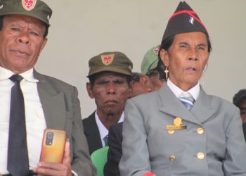 foto: Veterana Helena "Harohan Tahan Susar" ho Veteranu kakatua