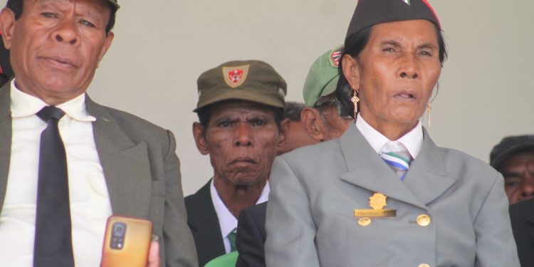 foto: Veterana Helena "Harohan Tahan Susar" ho Veteranu kakatua