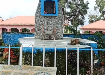 Ema Deskoñesidu foti Estatua Nain-Feto iha Eskola SGFLA