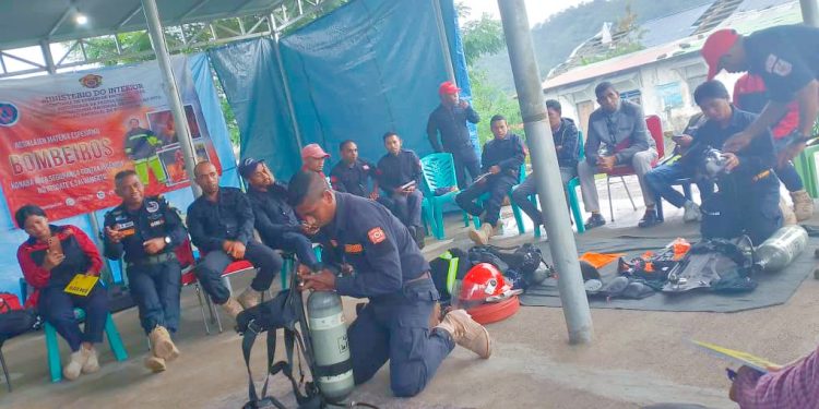 CPB-Formasaun Resiglajen Material Salvamentus Kombate insendiu ba Korpu Bombeiru Ainaro