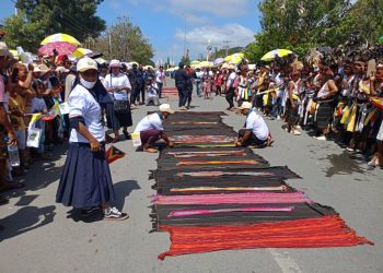 Nahe Tais iha Dalan Nudar Sinal Domin Hanesan Ema Judeu Sira Foti Jesus Ba Liurai