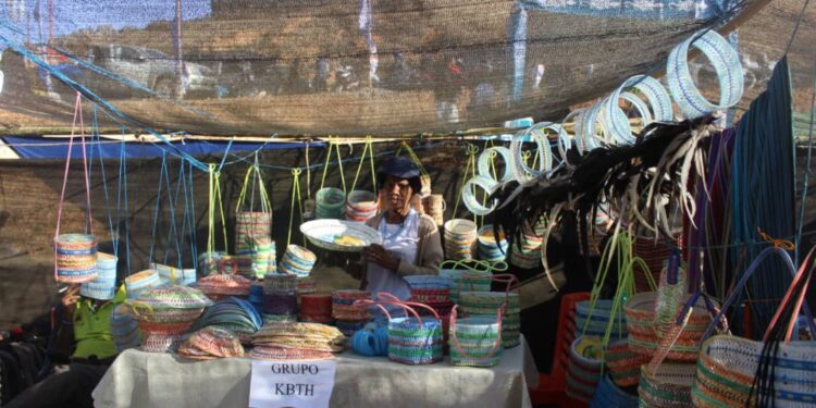 Diamentina ho Nia Grupu Uza Aqua Gelas Transfora ba Ekipamentu Modernu