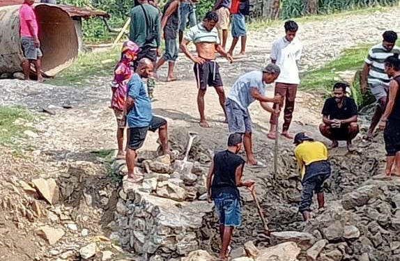 Lideransa Suku Suro-Craik Hamutuk Komunidade Hanoin Rasik Ateru Estrada  kotu Iha Ria-mori Hodi hafasil Komunidade Sira Asesu ba Sentru Saúde Ainaro vila no Merkadu