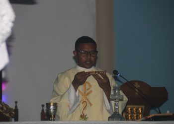 Pe. Selebrante Missa Natal Kalan iha Paroquia Ainaro