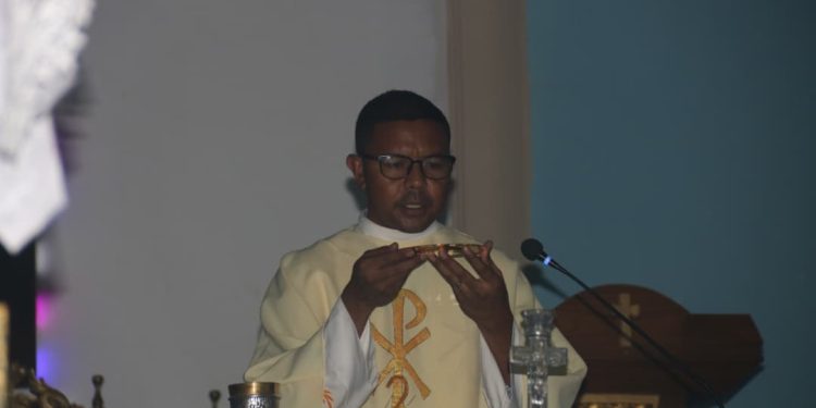 Pe. Selebrante Missa Natal Kalan iha Paroquia Ainaro