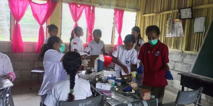 Pesoal Saude Ainaro Halao tratamentu ba EBF Cai-ceru, Postu Hato-Udo