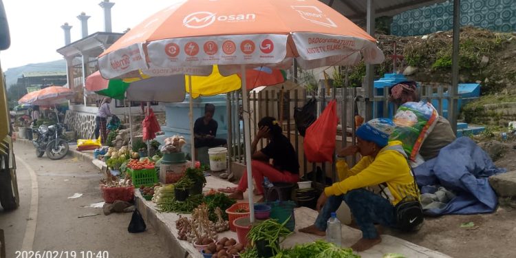 Komunidade Maubessi Faan iha Trotoar Leten Tamba Espasu Merkadu Limitadu