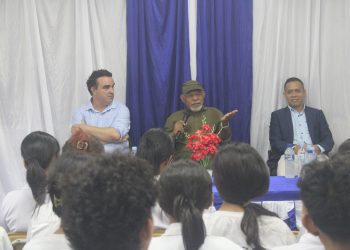 LAT: Onradu  Fo Palestra Ho Lian Portugés Ba Estudante Eskola Café Taibessi