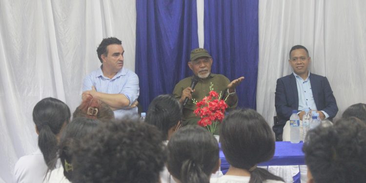 LAT: Onradu  Fo Palestra Ho Lian Portugés Ba Estudante Eskola Café Taibessi