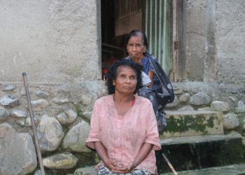 Inan faluk Cristina ho nia ona feto Manuela tuur iha uma-oin, Tersa-feira, (28/04/26). Foto, Clementina Fatima