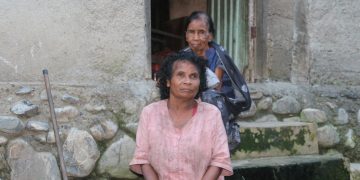 Inan faluk Cristina ho nia ona feto Manuela tuur iha uma-oin, Tersa-feira, (28/04/26). Foto, Clementina Fatima