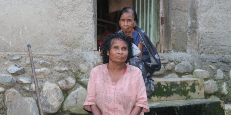Inan faluk Cristina ho nia ona feto Manuela tuur iha uma-oin, Tersa-feira, (28/04/26). Foto, Clementina Fatima