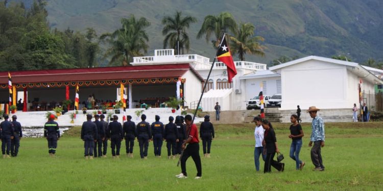 komunidade suku, Ainaro, no Mau-ulo lori bandeira suku tama tarde, iha serimonia isar bandeira komemora loron restaurasaun independensia ba dala 24 iha Ainaro